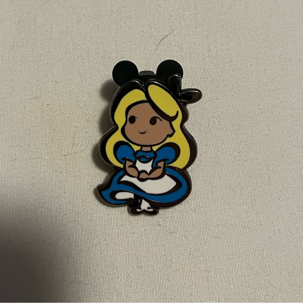 Alice in Wonderland Disney Pin
